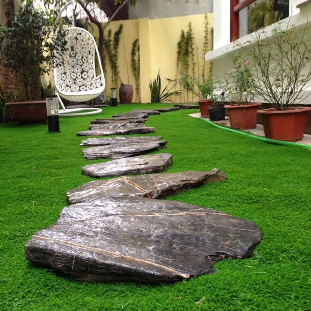 Thi công thảm cỏ nhân tạo sân vườn