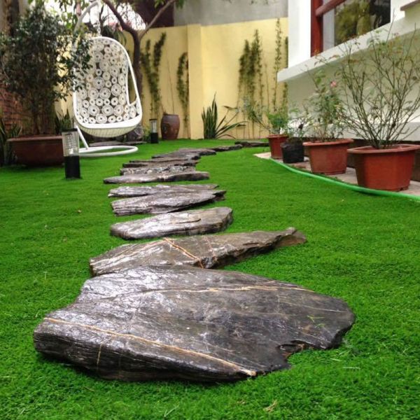 Thi công thảm cỏ nhân tạo sân vườn